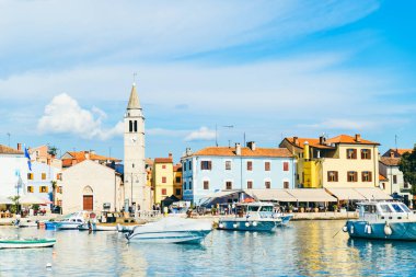 Deniz sahilinde asma köprüde yalınayak yürüyen bir kadın. yaz tatili