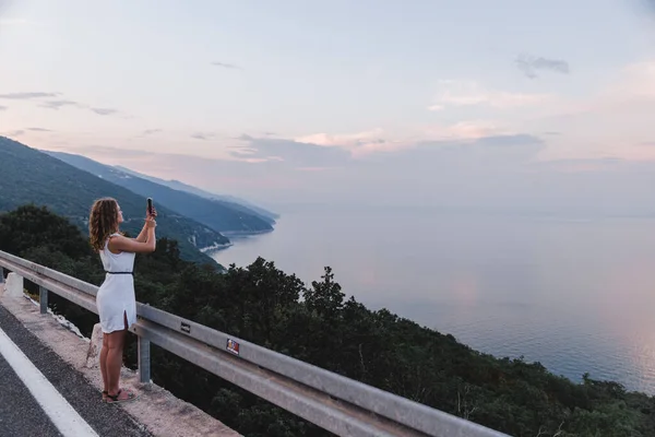 Zastavit Silnici Žena Fotografování Telefonu Západu Slunce Nad Mořem Kopírovat — Stock fotografie