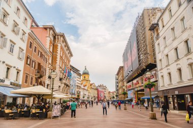 Rijeka, Hırvatistan - 4 Haziran 2019: Yaz Central City Caddesi manzarası