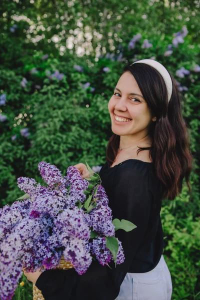 Beautiful Woman Posing Lilac Flowers Summer Coming — Stock Photo, Image