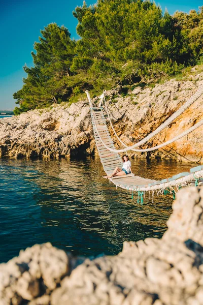 Jonge Mooie Vrouw Zittend Brug Boven Zee Baai Zomervakantie — Stockfoto