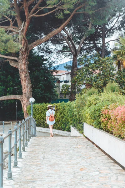 Ung Vacker Kvinna Promenader Vid Havet Kaj Sommar Semester Koncept — Stockfoto