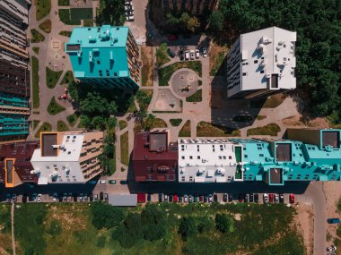 Modern apartmanların havadan görünüşü kopyalama alanı oluşturuyor