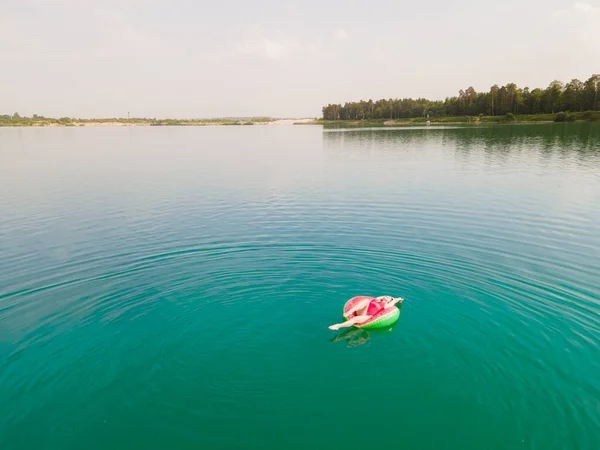 Jong Gelukkig Vrouw Drijven Blauw Azuurblauw Water Opblaasbare Ring Cirkel — Stockfoto