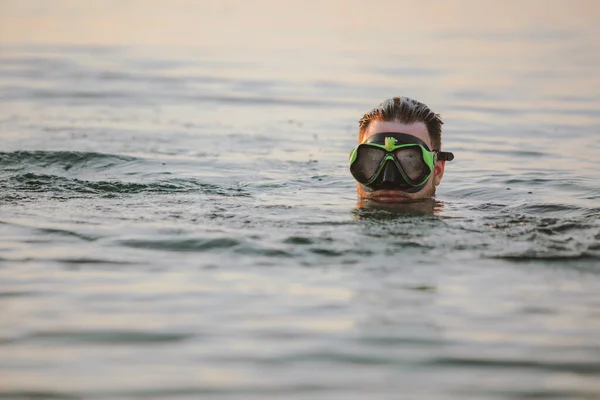 Man Med Snorkling Mask Vatten Solnedgången Närbild — Stockfoto