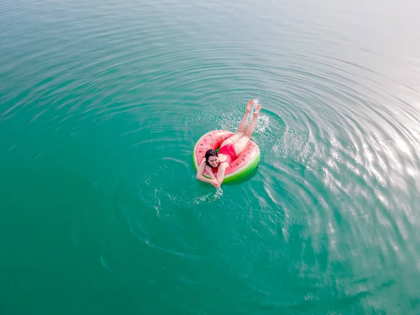 Fiatal Boldog Úszó Kék Azúrkék Víz Felfújható Gyűrű Kör Nyári — Stock Fotó