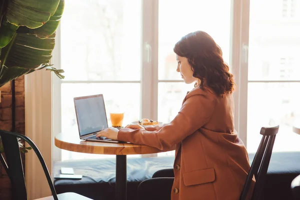 Lächelnde Freiberuflerin Café Mit Laptop Kopierplatz — Stockfoto