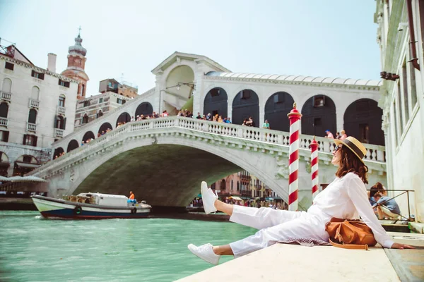Mulher Sentada Perto Ponte Rialto Veneza Itália Olhando Para Grande — Fotografia de Stock