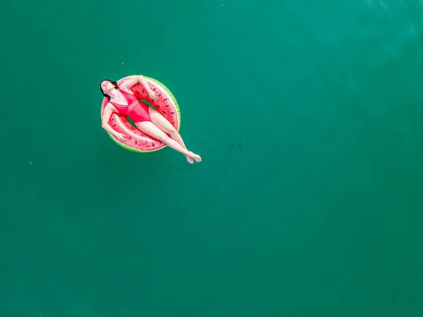 Jong Gelukkig Vrouw Drijven Blauw Azuurblauw Water Opblaasbare Ring Cirkel — Stockfoto