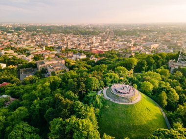 Lviv gözlem masasının hava görüntüsü, yaz mevsiminde eski şehir merkezi seyahat kavramının açılışını yapıyor.