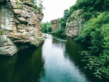 Nehirde yaz aylarında kanyon gezilerinde kano manzarası