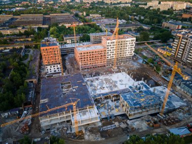 İnşaat alanı vinç emlak görüntüsü