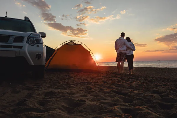 Couple Looking Sunrise Camping Lifestyle Suv Road Yellow Tent — Stock Photo, Image