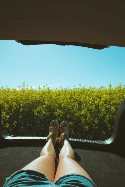 Liggen Boot Auto Kofferbak Kijken Naar Koolzaad Veld Road Trip — Stockfoto