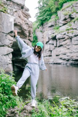 Yürüyüşçü kadın, doğadaki kanyon güzelliğinin tadını çıkarıyor.