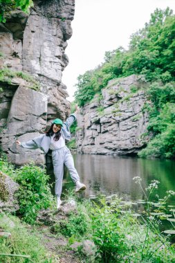 Yürüyüşçü kadın, doğadaki kanyon güzelliğinin tadını çıkarıyor.