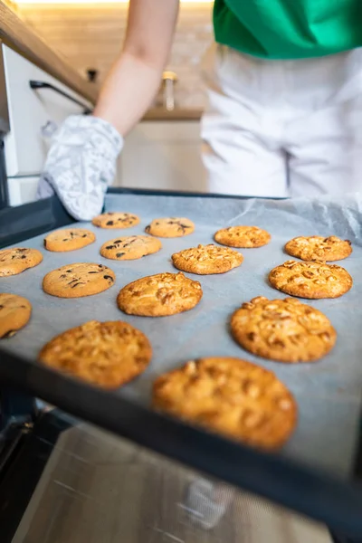 Lächelnde Frau Beim Plätzchenbacken Der Heimischen Küche — Stockfoto