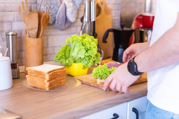 Homem Fazendo Sanduíche Espaço Cópia Cozinha — Fotografia de Stock