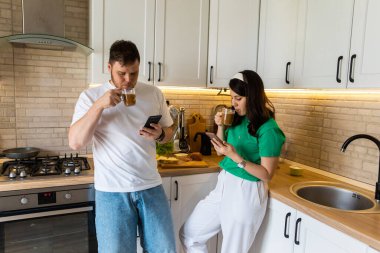 Sabah mutfakta bir çift kahvaltı yapıyor. Telefon fotokopi odasında internette sörf yapıyor.