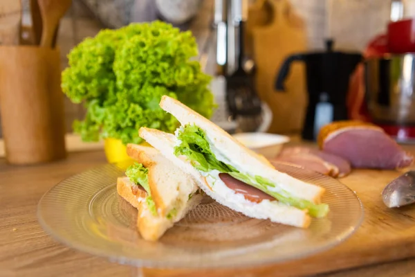 Сэндвич на тарелке крупным планом — стоковое фото