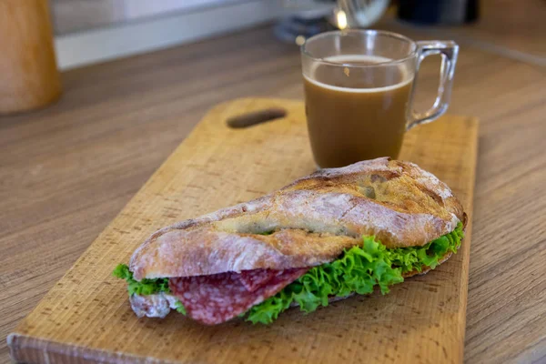 Sanduíche de café da manhã com caneca de café — Fotografia de Stock