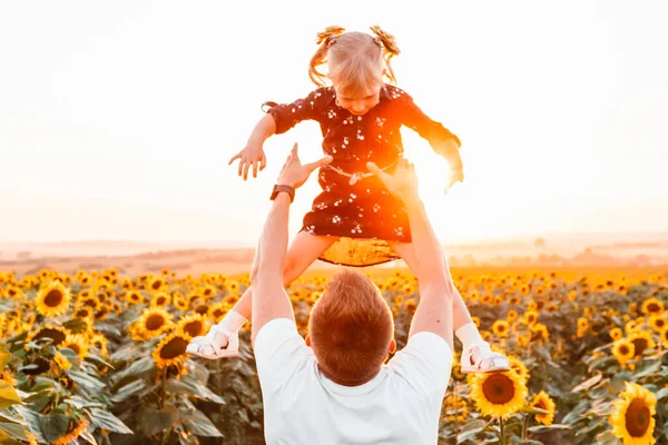 Pai Com Filha Campo Girassóis Pôr Sol — Fotografia de Stock