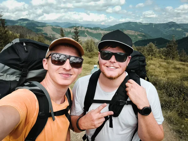 Dva Přátelé Turisté Berou Selfie Vrchol Hor Letní Koncept Sledování — Stock fotografie