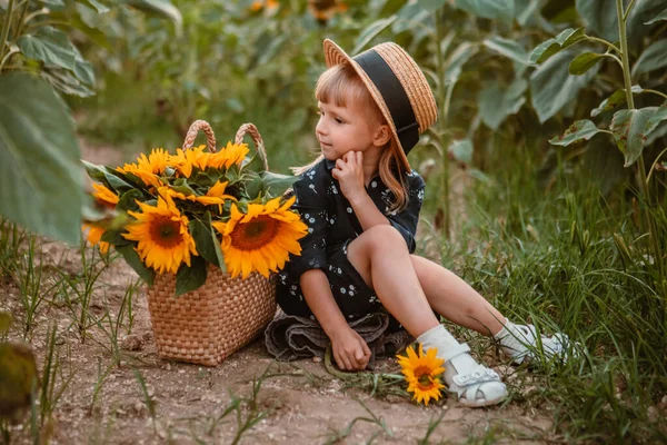 Kleines Süßes Jähriges Mädchen Sonnenblumenfeld Bei Sonnenuntergang Porträt — Stockfoto