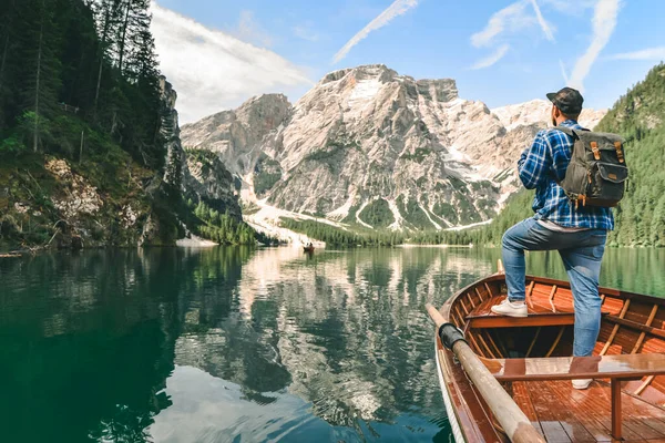 Man Stor Träbåt Vid Fjällsjö Solig Sommardag Kopieringsutrymme — Stockfoto