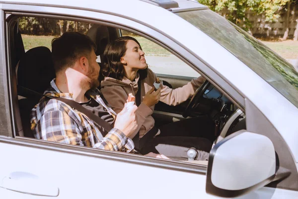 Paar Beim Schokoladenvesper Während Der Fahrt Auto Road Trip — Stockfoto