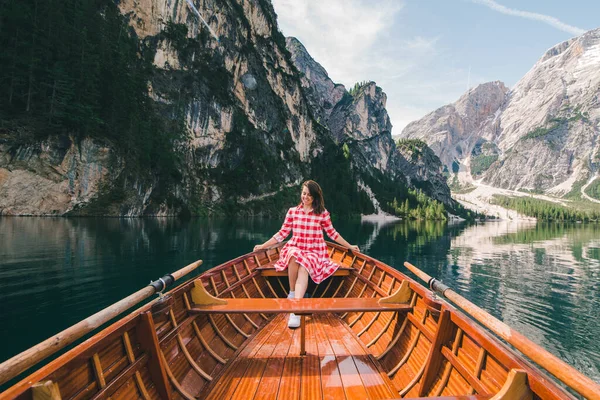Kvinna Sitter Stor Brun Båt Vid Lago Braies Sjön Italien — Stockfoto