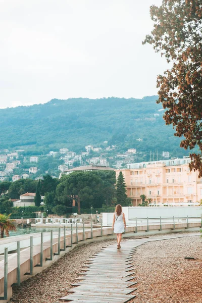 Kvinna Promenader Vid Havet Kaj Croatia Opatija Stad — Stockfoto