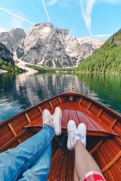 Pareja Descansando Barco Lago Montaña Vacaciones Verano — Foto de Stock