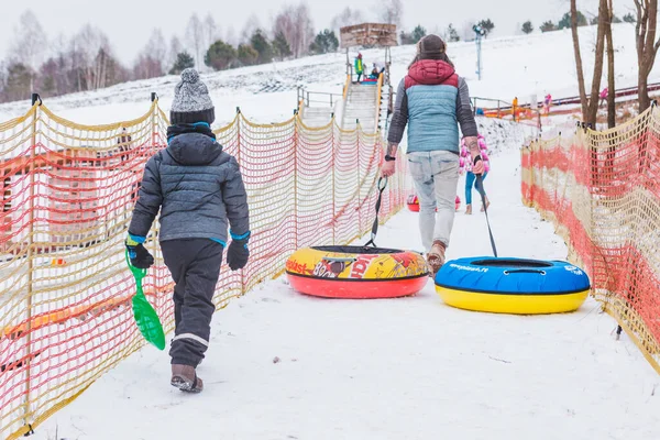 Leute Fahren Snowtubing Winterpark Kopierplatz — Stockfoto