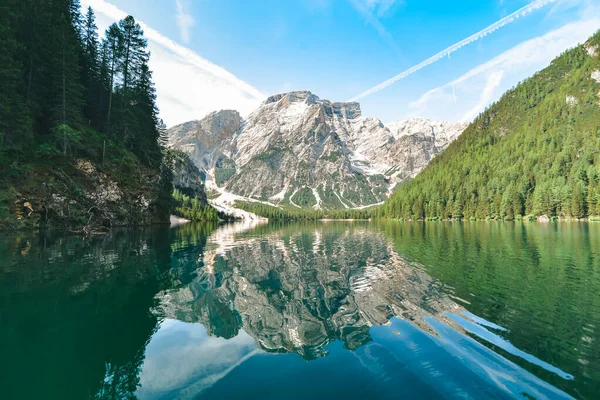 Vista Paisagem Lago Alpino Hora Verão Reflexão Superfície Água — Fotografia de Stock