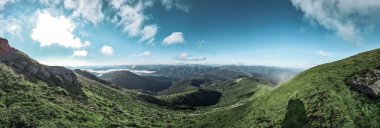 Yaz dağlarının manzarası. Güzel manzara. Boşluğu kopyala