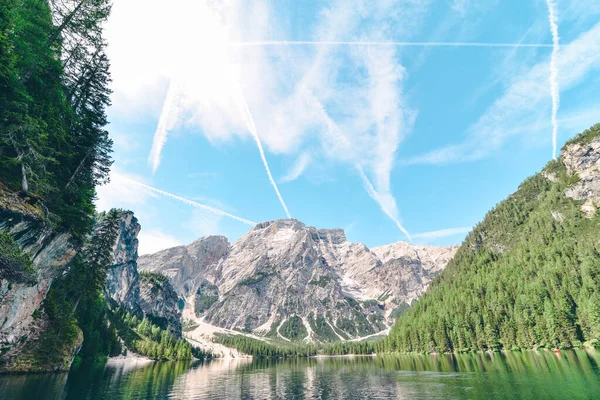 Krajina Pohled Alpské Jezero Letní Čas Odraz Vodní Hladině — Stock fotografie