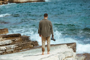 Profesyonel fotoğrafçı deniz manzarası çekiyor. Boşluğu kopyala