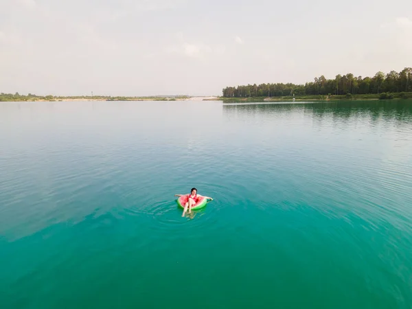 Mujer Feliz Joven Que Flota Agua Azul Azul Vacaciones Inflables — Foto de Stock