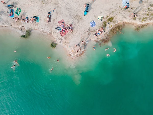 Vue Aérienne Des Personnes Nageant Dans Eau Bleue Azur Bronzant — Photo