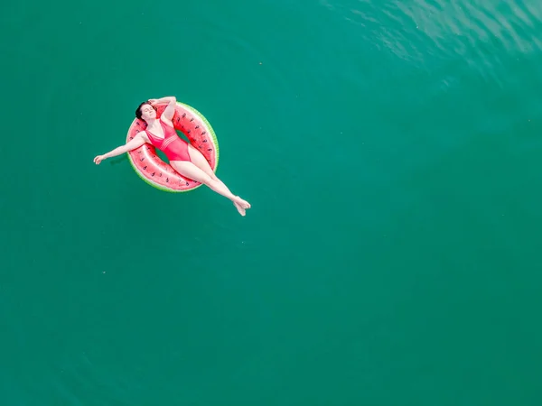 Jeune Femme Heureuse Flottant Dans Eau Bleue Azur Sur Anneau — Photo