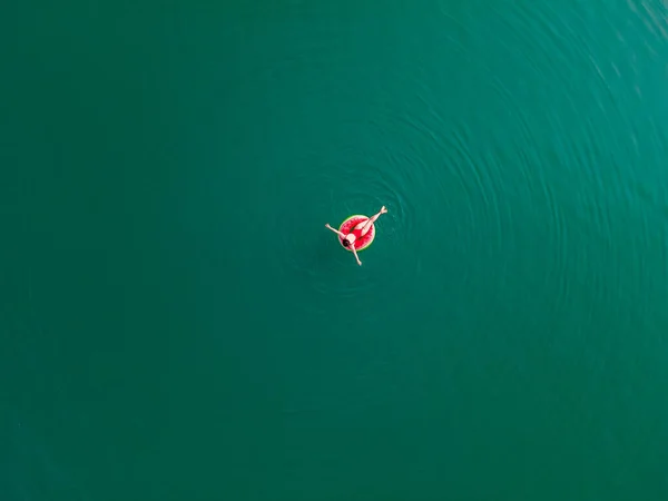 Jeune Femme Heureuse Flottant Dans Eau Bleue Azur Sur Anneau — Photo