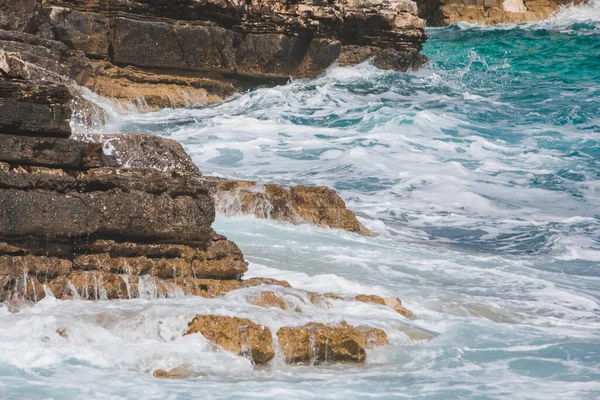 Vista Olas Rocosas Junto Mar Con Espuma Blanca Espacio Copia — Foto de Stock