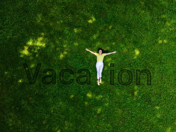 T字として横になっている地上の女性の休暇のテキスト — ストック写真