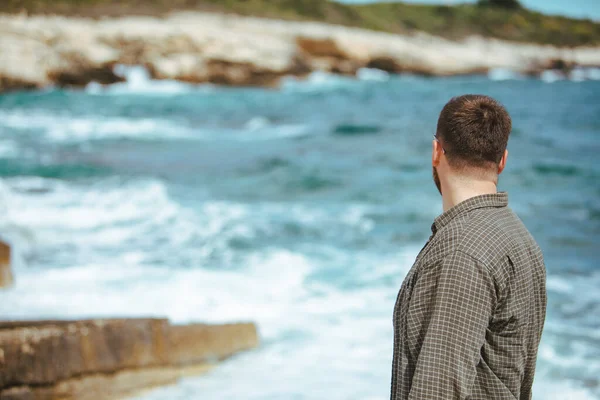 Jovem Óculos Sol Com Retrato Barba Beira Mar Férias Verão — Fotografia de Stock