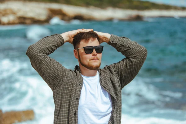 Junger Mann Mit Sonnenbrille Und Bartporträt Meer Sommerferien — Stockfoto