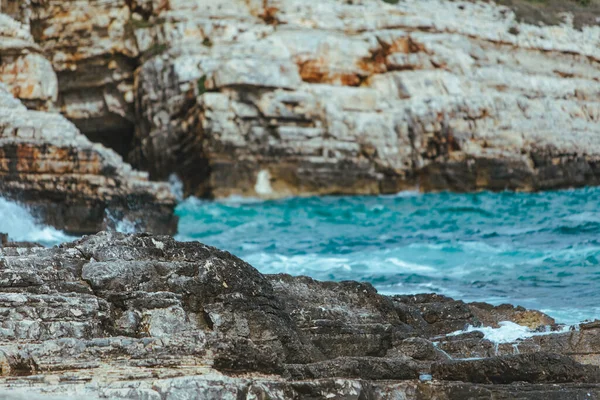 Vista Olas Rocosas Junto Mar Con Espuma Blanca Espacio Copia — Foto de Stock