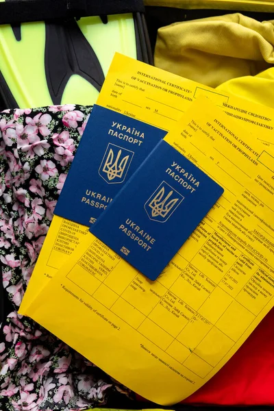 Вакцинация Паспорта Украинского Шабаша Мешках Вещами Готовыми Летнему Путешествию — стоковое фото
