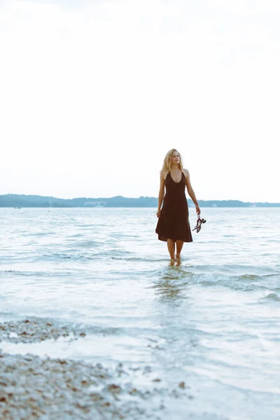 Kvinna Svart Ljus Klänning Promenader Barfota Vid Havet Strand Varm — Stockfoto