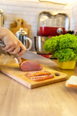 Kesme tahtasında jambon dilimleme yapmak